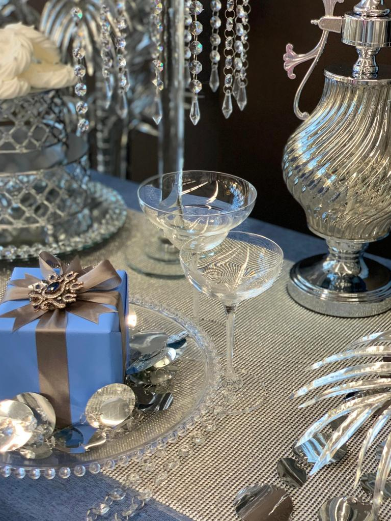 Новогодняя сервировка стола, бокалы и посуда
