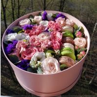 Букет "Сладкоежка" из роз кустовых, эустомы, статицы - вид 1 миниатюра
