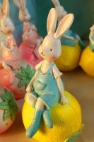 Фигурка Зайцы на фруктах, полистоун, М15-3 - вид 2 миниатюра