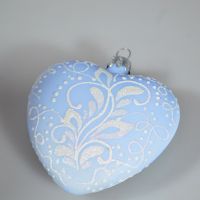 Елочный шар Новогоднее перо на голубом пастельном Сердце, стекло