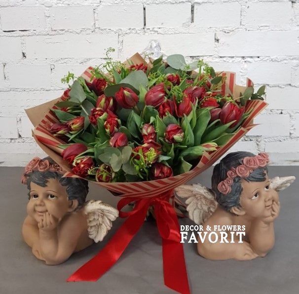 Букет "Вернисаж" из тюльпанов, тилапии, эвкалипта Букет "Вернисаж" из тюльпанов, тилапии, эвкалипта