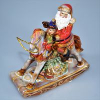 Фигурка керамическая Санта с ребенком на лошадке, h14,5 х 12 см, W50-8 - вид 2 миниатюра