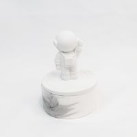 Свеча в керамическом кашпо с крышкой Космонавт, d7 х h3(11) см, W112-41 - вид 4 миниатюра